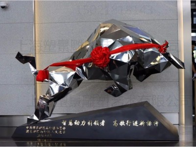 鞍山定制不锈钢镜面牛雕塑 几何面拓荒牛雕塑摆件