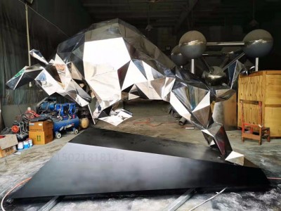 鞍山定制不锈钢镜面牛雕塑 几何面拓荒牛雕塑摆件图2