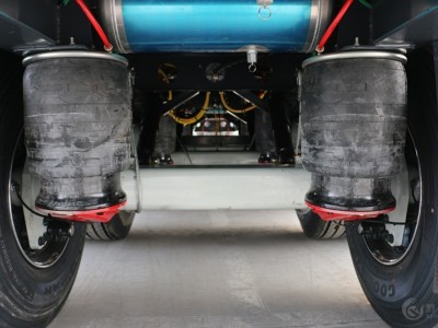 新国标仓栅式半挂车 锣响半挂车 超级盘刹 空气悬架图2