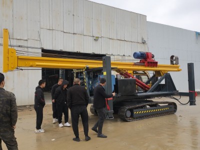 小型防汛护栏打桩机 全新挖机改震动打桩锤 钢制履带行走打桩机图3