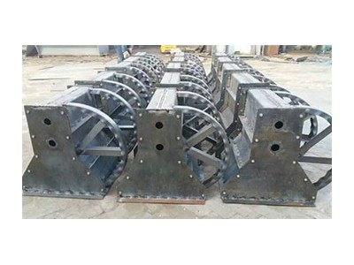 高铁防撞墙模具图片-钢筋混凝土防撞墙模具图2