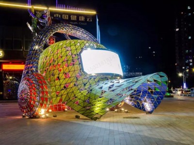 本溪灯光节雕塑 广场不锈钢炫彩帽子雕塑定制