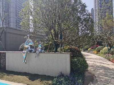 日照小区入口 不锈钢镜面人物雕塑 抽象人雕塑摆件