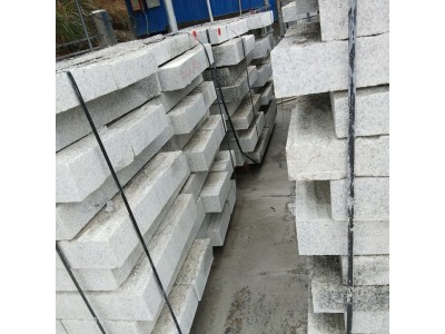 湖南芝麻白石材生产 路沿石一米的价格 路边挡土条石