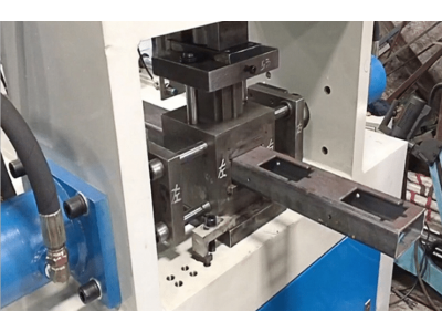 佛山振凯机械数控护栏方管自动冲孔机图3