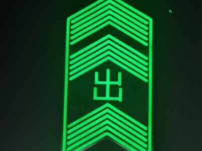 广州地铁站厅逃生嵌入发光不锈钢地标，夜光不锈钢消防标识图2