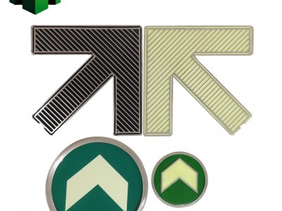 贵阳3号线地铁屏蔽门指示箭头,自发光不锈钢标识,上下车箭头