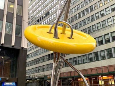 扬州步行街纽扣不锈钢雕塑 穿针引线扣子雕塑定制图2