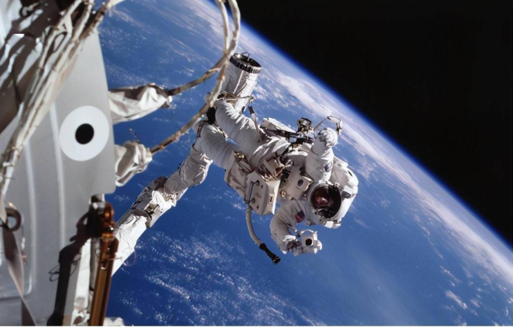 宇航员在太空不借助仪器为什么不能交谈