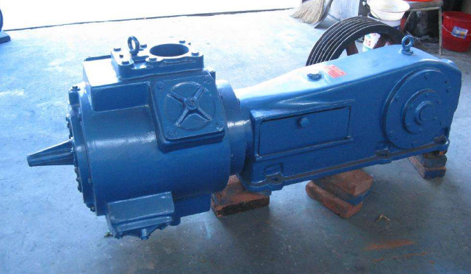 往复式真空泵的工作原理是什么？