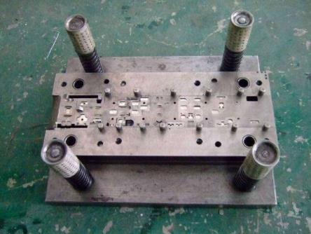 冲压模具设计制造与维修研究