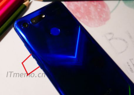 和其他大部分的荣耀手机一样，荣耀V20手机也可以使用快捷键快速界面。在解锁状态，同时按下：电源键和音量下键（-音量键）即可实现快捷键快速截屏，及时是在游戏界面里面都可以使用这种方法，这种方法截图截屏也是最实用的一种。