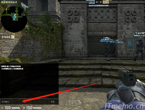 在页面左下角的聊天框中，点击一下光标就能在键盘上打字了，按U是和队友沟通，按Y则是和所有玩家聊天。