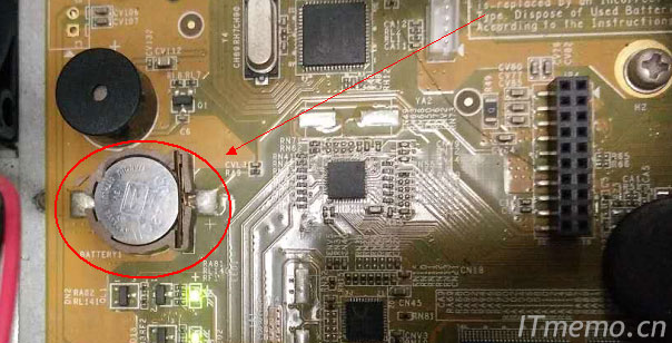 录像机主板上的纽扣电池若没电的话就会出现该现象，建议换电池。纽扣电池的型号可以参考主板上原有电池的型号。如果担心操作引起设备损伤，建议您联系专业的人员进行操作。