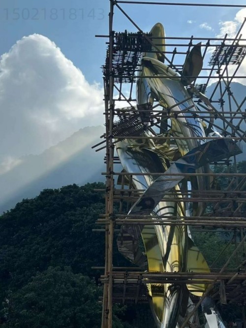 柳州定制广场电镀不锈钢鱼雕塑 10米金色渐变鱼跃水面雕塑