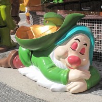 一群可爱的白雪公主-俏皮小矮人雕塑 彩绘童话人物雕塑图