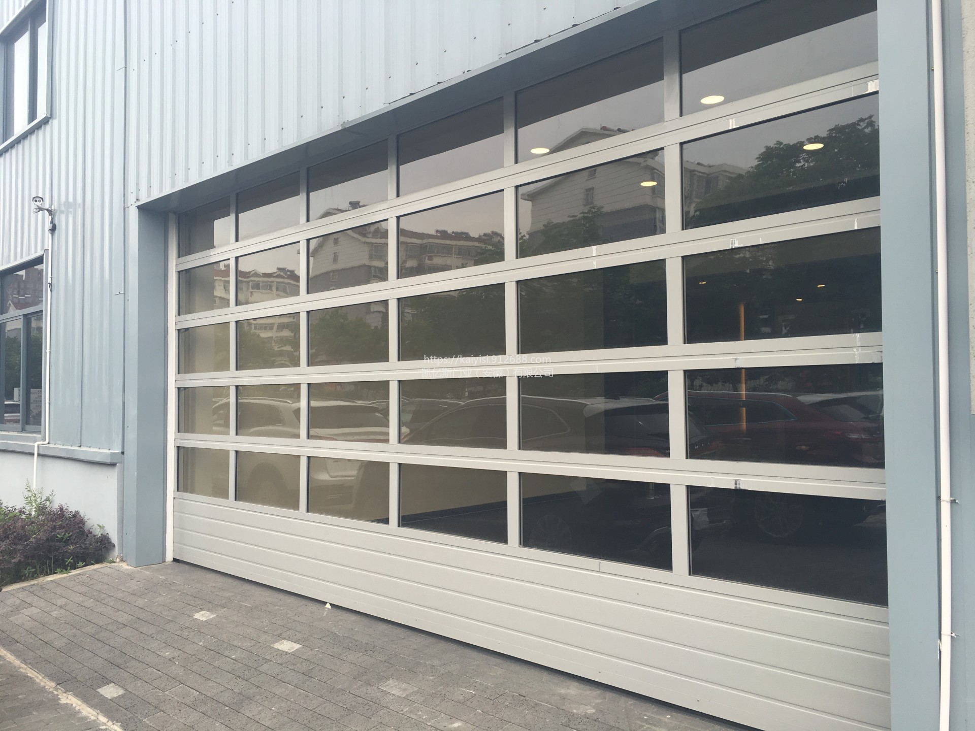 4S店大门-透明提升门-凯亿斯门业示例图1