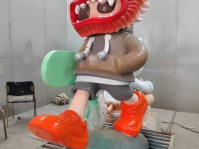 沈阳彩绘奶龙不锈钢雕塑 戴龙头帽的娃娃