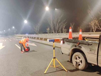 山东一体式太阳能警示灯 小红蓝警示灯交通设施厂家图3