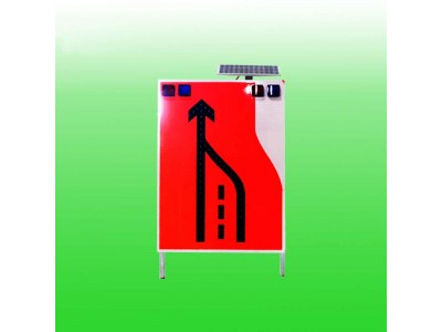 太阳能施工警示牌 车道数减少指示牌led爆闪标志牌生产厂家