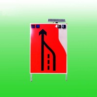 太阳能施工警示牌 车道数减少指示牌led爆闪标志牌生产厂家