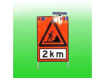 太阳能施工警示牌 车道数减少指示牌led爆闪标志牌生产厂家图2