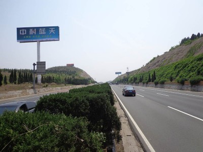 德州高速单立柱跨线桥广告牌图2