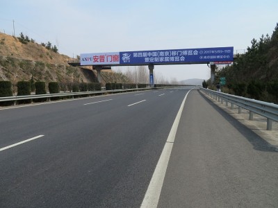 日照高速单立柱跨线桥广告牌