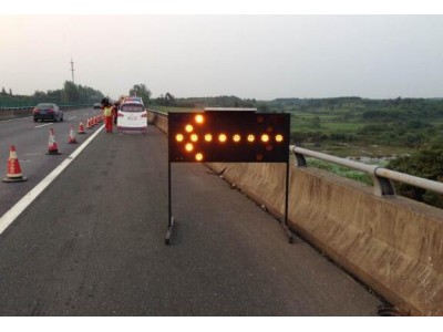 1500型太阳能导向牌 双向太阳能导向灯交通设施厂家图3