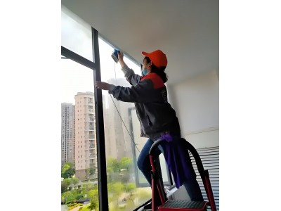 浦口区附近单位公司学校写字楼玻璃清洗快速上门电话 价格便宜 专业工具培训人员图2