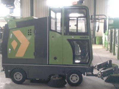 山东环保（雾炮型）纯电动四轮扫路车厂家销售价格表图2