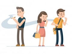 20分钟近10名家长在校门口吸烟，孩子被迫吸二手烟危害大